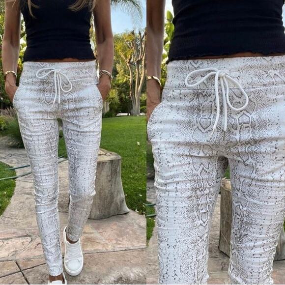 NWOT Bevy Flog Shely High Rise Drawstring Pants White Python Snake Print 27 - Picture 1 of 8